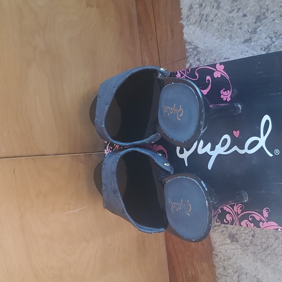 Heels - Picture 3 of 7